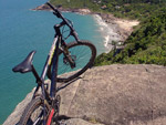 Ol, eu morei em Floripa em 2005/2006 e confesso que me apaixonei.  uma linda cidade, tem tudo que eu gosto, natureza, pessoas bonitas, montanhas, praias, sol, frio. Eu pratico o MTB e fiz muitas trilhas de norte a sul da ilha - e sempre tirava fotos. No poderia deixar de registrar tanta beleza. Espero um dia voltar para ficar nessa linda cidade. Essa foto foi na praia da Solido, linda demais! - Antonio Carlos Primo, de Fortaleza - CE -