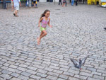 Minha filha Kauany, de 4 anos, correndo atrs de um pombo no Mercado Pblico de Florianpolis, num passeio que fizemos at la. - Rosemri M.Rodrigues, de Itaja - SC -