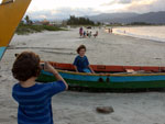 Os gmeos Lucas e Gabriel Nunes registrando o passeio de fim de semana na praia da Pinheira, em Palhoa. - Foto de Eliane Nunes, de So Jos - SC -