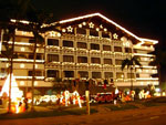 Prefeitura de Blumenau iluminada.