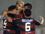 Adriano  abraado pelos companheiros aps marcar o gol do Flamengo