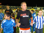 Na entrada em campo, Zico foi cercado por crianas que queriam uma foto com o dolo