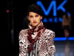 Mix de estampas compe um estilo ousado no desfile da marca.