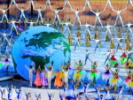 Um grupo de acrobatas participa do espetculo que inaugurou a Exposio Universal de Xangai 2010, que comea oficialmente amanh