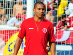 O jogador colorado Walter j� em campo