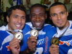 Davi, Rudnei e Emerson comemoram com a medalha de campeo Catarinense