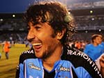 Douglas tambm abre o sorriso aps o jogo