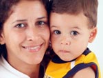 Esta foto  minha irm com meu sobrinho Joo. Me dedicada, me carinhosa, ele est se tornando um ser humano maravilhoso