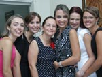 Me Odete, com suas filhas de sangue: Karina, Kamila e Karolina, e de corao: Juliana e Raquel