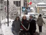 Chamonix, Fran�a.    Juan Lamim, Anita Batista da Silva e Carmem Aparecida Cardoso, de Blumenau, em janeiro de 2010.