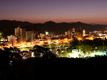 Vista noturna de Blumenau.