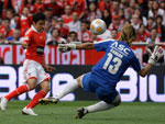 Benfica 2x1 Rio Ave - Campeonato Portugus - Javier Saviola passa pelo goleiro Carlos Fernandes