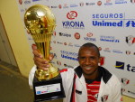 Rdio Globo faz homanagem e presenteia o jogador Carlinhos Santos com um trofu Craque do Campeonato Catarinense