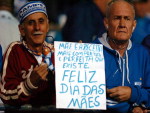 Torcedores presenteando as mames com cartaz