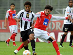 Nacional de Madeira 1x1 Braga - Campeonato Portugus - O brasileiro Diogo Barcellos disputa a bola com Andres Madrid