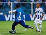 Goleiro Z Carlos cobrou falta na entrada da rea, mas foi pra fora