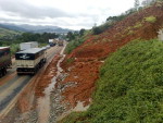 Queda de barreira no Morro Agudo, na BR-101 Sul em Paulo Lopes, na Grande Florianpolis. Trnsito ficou interrompido nos dois sentidos da rodovia e foi liberado por volta das 9h de quarta-feira