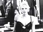 Shirley em editorial de lingerie