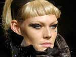 Desfilando para Alexandre Herchcovitch, em 2003, no So Paulo Fashion Week 