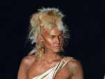 Shirley Mallmann na semana da moda de Paris, exibindo a coleo primavera-vero 2001 de Christian Dior