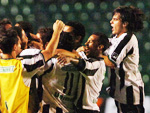 Jogadores comemoram com Joo Filipe o primeiro gol do Alvinegro no jogo