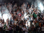 Torcida do Figueirense fazendo a festa na arquibancada