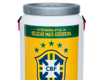 Jogo do Brasil tem que ter uma bebida gelada. A Doctor Cooler revestiu a novidade com as cores do pas. O recipiente trmico gela as bebidas em trinta minutos, mantendo-as assim por at 24h