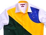 O colarinho  italiano, mas a estampa...  do Brasil! A Dudalina (foto) no abriu mo dos detalhes elegantes das camisas masculinas que produz para lanar esta pea que d a maior bandeira. Outra que investiu na camiseta  moda brasileira, em frente e verso, foi a Skyler
