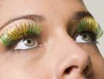 Para enfeitiar com o olhar: clios postios com as cores do Brasil so, definitivamente, uma novidade inusitada. A faceta  da Vertix e os clios esto disponveis nos tons verde e amarelo