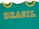 In love: quer torcer grudadinho em algum? A TKTS lanou uma t-shirt dupla. A logstica de se movimentar vai ser meio difcil, mas  uma opo