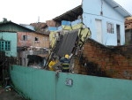 Parte da casa de material de dois andares cedeu, e bombeiros isolaram o local