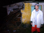 Morador de uma das casas atingidas pela fora das chuvas no bairro Brejaru, em Palhoa