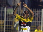Roni comemora o segundo gol do Tigre