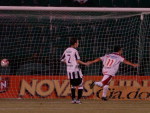 Bruno Meneghel marcou o segundo gol do Nutico no jogo