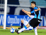 Jonas ficou com o gol livre para fazer o segundo gol gremista