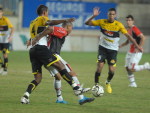 Lima, de chuteira azul, marcou o primeiro gol do jogo