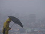 Moradores tambm tiveram que se proteger da chuva em Caxias do Sul