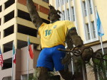 Em Porto Alegre, os monumentos tambm vestem a amarelinha