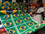 Bandeira brasileira  artigo farto nas lojas da Capital