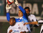 Goleiro Paulo Musse segura uma, mas tomou seis