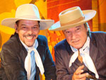 Neto Fagundes e Nico Fagundes com o doce &quot;cupim&quot;  