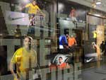 Fotos de jogadores de futebol so exibidos em uma exposio antes da Copa do Mundo de 2010 em um shopping em Jacarta, na Indonsia