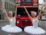 Em Londres, bailarinas do Bal Nacional Ingls atravessaram uma faixa de segurana para pedestres para promover a abertura de &quot;O Lago dos Cisnes&quot;.