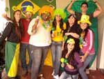 Rose, Nilton, Lu, Grazi, Ftima, Z, Larissa e Andreza  (agachada), na torcida pelo Brasil.