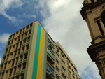 No Centro de Porto Alegre, uma faixa gigante foi estendida em um prdio ao lado da Catedral Metropolitana
