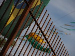 O verde e amarelo impera at mesmo nas cercas de segurana