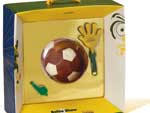 A Cacau Show lanou o kit Bolo Show. No formato de uma bola de futebol, o chocolate ao leite vem com um bate-palminha, apito e bandana do Brasil