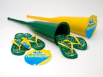 O kit torcedor Havaianas  composto por 2 sandlias que vem dentro de uma autntica corneta sul-africana, a vuvuzela. Um campo de futebol estampa os solados na cor verde com tiras amarelas