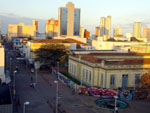 Rua Herclio Luz com a Casa da Cultura em primeiro plano.