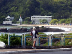 Turista caminha pelo passeio da Praia de Cabeudas.